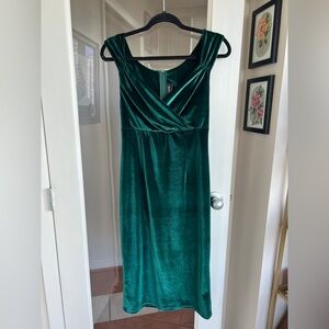 Beautiful emerald green velvet wiggle dress. Perfect for the holidays! Marilyn!